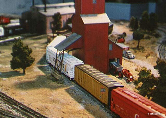 O gauge train layout- grain elevator
